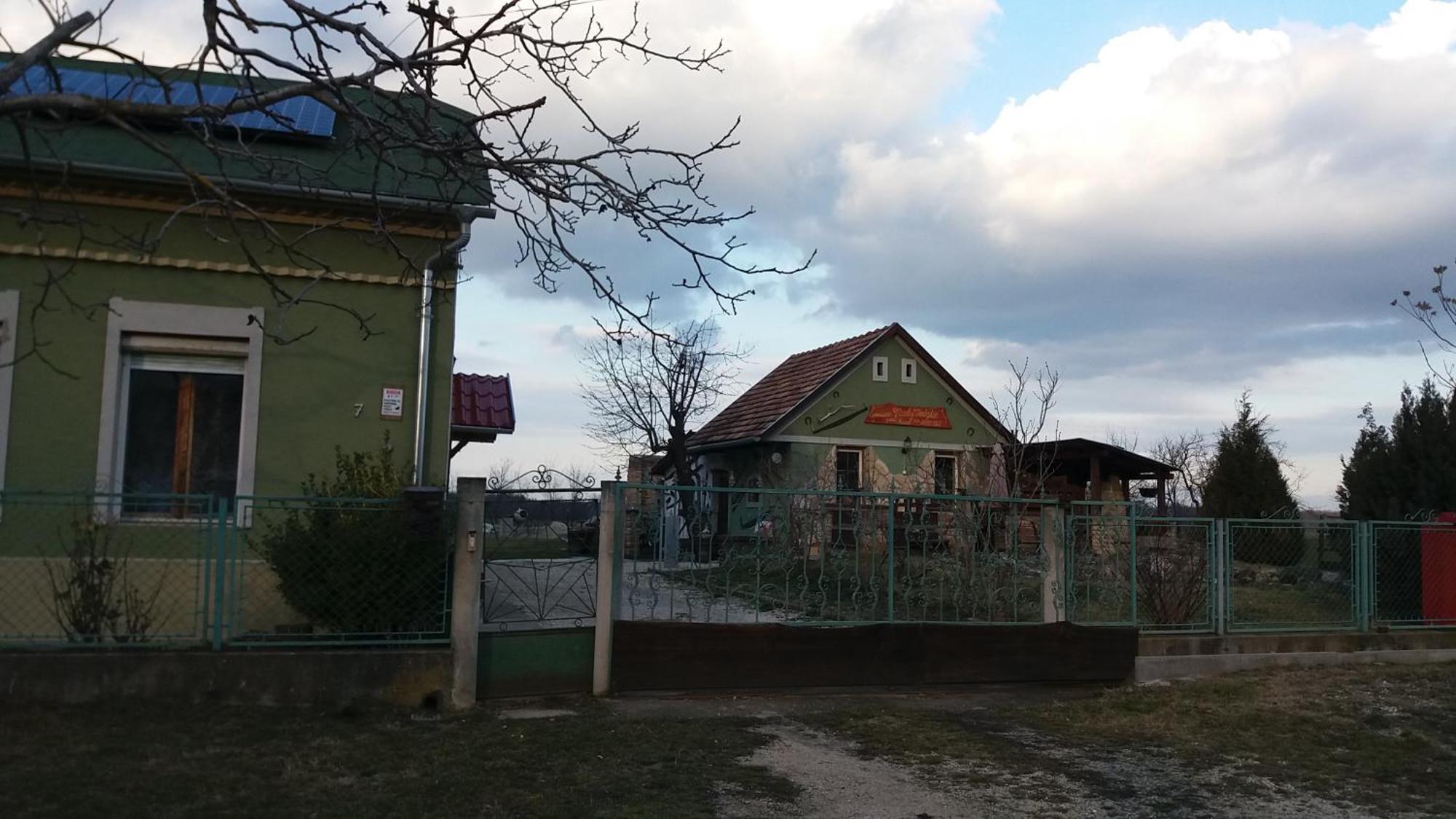 Nicolaj Vendeghaz Es Tanya Hotel Екстериор снимка